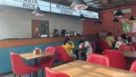 Hangout di Jaksel Sambil Ngunyah Pizza yang Mulur Kejunya