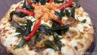 Selain itu restoran ini juga menyajikan pizza dengan topping yang unik. Perpaduan antara telur asin dengan isian seafood bikin rasanya nikmat untuk dihabiskan. Foto: detikcom/Diah Afrilian