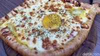 Menu andalan lainnya ada Cheese Boat Pizza yang viral. Pizza ini berisi keju mozarella dengan kuning telur di bagian atasnya. Foto: detikcom/Diah Afrilian