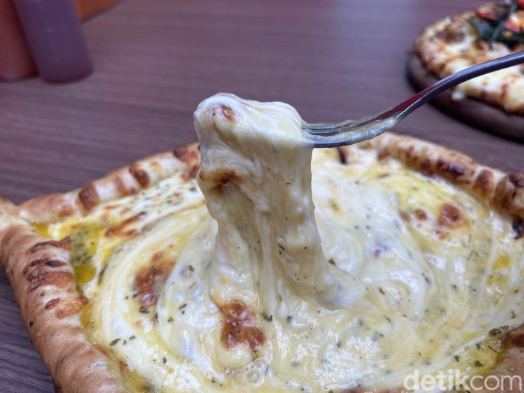 Hangout di Jaksel Sambil Ngunyah Pizza yang Mulur Kejunya