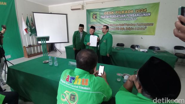 Utusan Uu Ruzhanul Ulum saat mengambil formulir pendaftaran calon Wali Kota ke DPC PPP Kota Tasikmalaya.