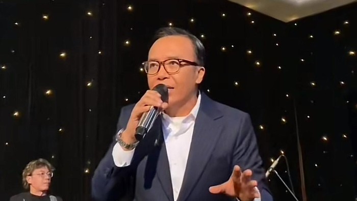 Video Ari Lasso mendadak konser di resepsi pernikahan membuat tamu undangan kaget dan langsung bernyanyi bersama. Momen tersebut langsung viral di TikTok