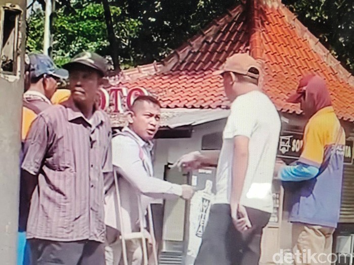 Video penyandang disabilitas terlibat cekcok mulut dengan sopir taksi viral di medsos. Peristiwa itu terjadi di Terminal Kampung Rambutan, Jaktim. (repro/dok Istimewa)