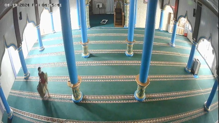 Wanita terekam CCTV mencuri ambal masjid di Jambi