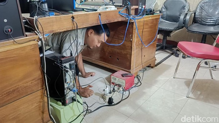 Warga berlindung di bawa meja saat gempa guncang Pacitan