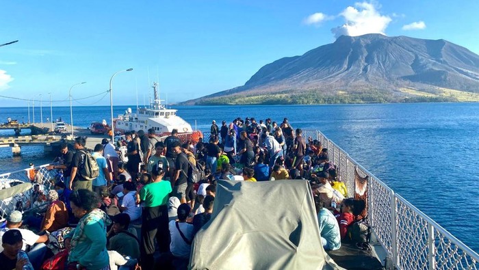 Warga Pulau Tagulandang dievakuasi menggunakan KRI Kakap 811 setelah terjadi erupsi gunungapi Ruang, Kabupaten Sitaro, Sulut.