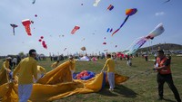 Dari naga hingga panda, mobil modern hingga karakter mitos dari novel kanonik Tiongkok, pengrajin dan pecinta layang-layang memamerkan karya seni terbaru mereka di Festival Layang-layang Internasional Weifang.  