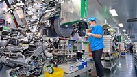 Seorang pekerja tengah mengoperasikan mesin canggih di pabrik baterai litium di China, Senin (22/4/2024).