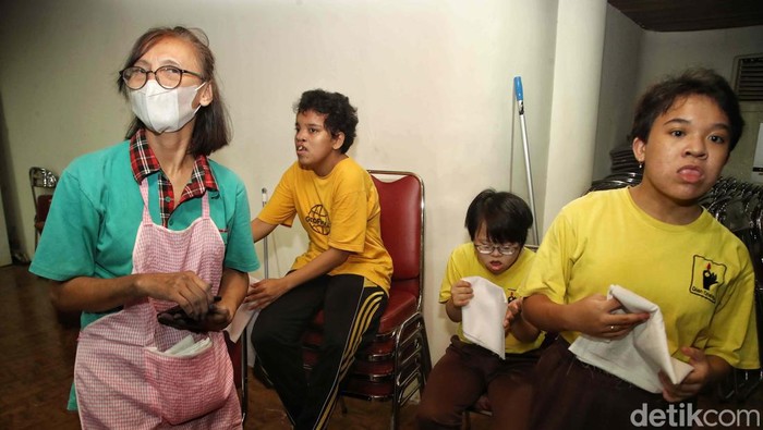 Suku Dinas Kebudayaan Jakarta Pusat menggelar pelatihan membatik. Kegiatan ini diikuti oleh 30 siswa disabilitas.