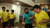Dengan sabar para instruktur melatihan para siswa disabilitas.  
