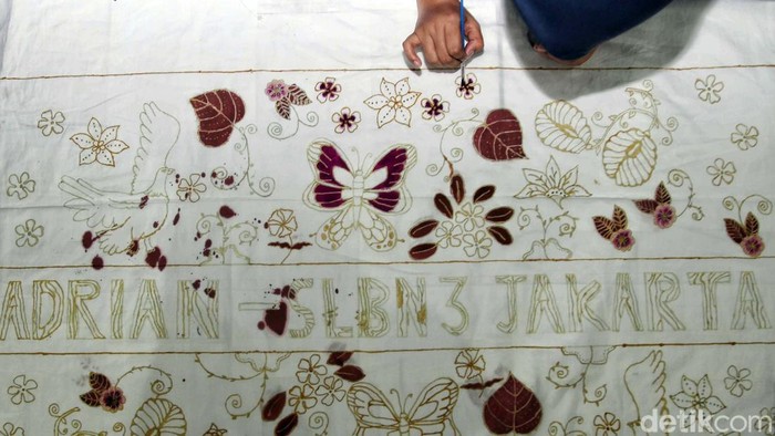 Suku Dinas Kebudayaan Jakarta Pusat menggelar pelatihan membatik. Kegiatan ini diikuti oleh 30 siswa disabilitas.