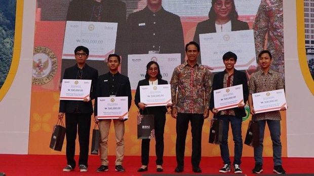 Adi Latif Mashudi saat menerima beasiswa dari BNI di Korea Selatan pada 2019