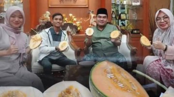 Petani milenilai Adi Latif Mashudi bersama Bupati Blora H. Arief Rohman dan istri