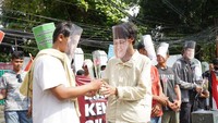 Sebagian dari mereka memakai topeng Capres Cawapres peserta Pemilu 2024 yakni Anies-Cak Imin, Prabowo-Gibran, dan Ganjar-Mahfud. Selain itu juga ada topeng Jokowi, Megawati hingga Surya Paloh. 