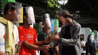 Mereka juga membagi-bagikan bunga mawar di sela-sela aksi damai. 