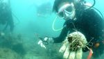 Aksi Penyelam Thailand Bersihkan Sampah Plastik di Perairan Phuket