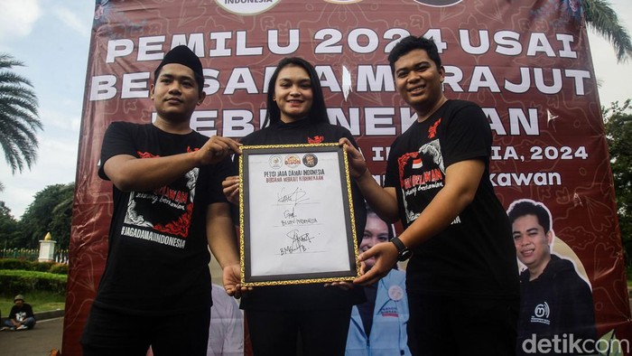 Aksi Petisi Damai dari Ketiga Relawan Capres Tiga kelompok relawan dari ketiga paslon capres-cawapres menandatangani Petisi Jaga Damai Indonesia di Kawasan Patung Kuda, Jl Medan Merdeka Selatan, Jakarta, Selasa (23/4/2024). Ketiga kelompok itu yakni Fornas Indonesia (01), Bison Indonesia (02) dan Barisan Millenial Ganjar Tanpa Batas (03). Ketiga kelompok relawan tersebut melepas baju perbedaan relawan dan bersatu kembali sebagai anak bangsa pasca putusan sengketa Pilpres di MK yang memastikan Prabowo-Gibran menjadi Presiden dan Wakil Presiden 2024-2029. Aksi tersebut diikuti oleh massa relawan yang membawa spanduk dan poster dukungan persatuan dan mengakhiri perbedaan selama masa Pilpres lalu.