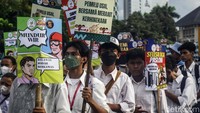 Ketiga kelompok relawan tersebut melepas baju perbedaan relawan dan bersatu kembali sebagai anak bangsa pasca putusan sengketa Pilpres di MK yang memastikan Prabowo-Gibran menjadi Presiden dan Wakil Presiden 2024-2029.   