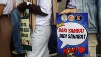 Aksi tersebut diikuti oleh massa relawan yang membawa spanduk dan poster.  