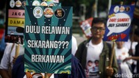 Spanduk dan poster yang dibawa berisi dukungan persatuan dan mengakhiri perbedaan selama masa Pilpres lalu.