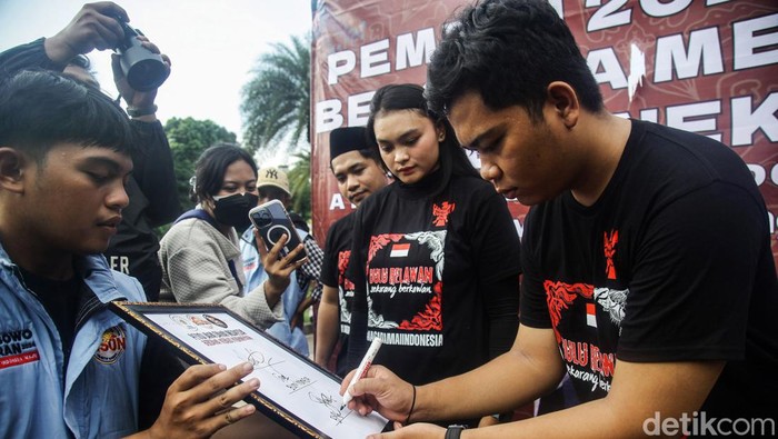 Aksi Petisi Damai dari Ketiga Relawan Capres Tiga kelompok relawan dari ketiga paslon capres-cawapres menandatangani Petisi Jaga Damai Indonesia di Kawasan Patung Kuda, Jl Medan Merdeka Selatan, Jakarta, Selasa (23/4/2024). Ketiga kelompok itu yakni Fornas Indonesia (01), Bison Indonesia (02) dan Barisan Millenial Ganjar Tanpa Batas (03). Ketiga kelompok relawan tersebut melepas baju perbedaan relawan dan bersatu kembali sebagai anak bangsa pasca putusan sengketa Pilpres di MK yang memastikan Prabowo-Gibran menjadi Presiden dan Wakil Presiden 2024-2029. Aksi tersebut diikuti oleh massa relawan yang membawa spanduk dan poster dukungan persatuan dan mengakhiri perbedaan selama masa Pilpres lalu.