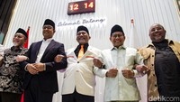 Pertemuan diakhiri gandeng tangan bersama.