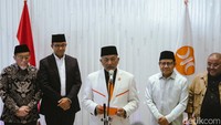 Anies, Cak Imin, dan Presiden PKS Ahmad Syaikhu memberikan keterangan pers usai pertemuan di kantor DPP PKS, Jalan TB Simatupang, Jakarta Selatan, Selasa (23/4/2024).