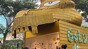 Patung Gold is King setinggi 6 meter karya Naufal Abshar. Gigantik banget kan! Foto: Tia Agnes/ detikcom