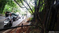 Kabel menjuntai ke bawah dan bisa dijangkau orang yang melintas.  