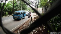 Selain tak enak dipandang, kabel semrawut itu bisa membahayakan nyawa pejalan kaki dan pengguna jalan.  
