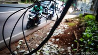 Kabel menjuntai di Jalan Lebak Bulus Pd, Jakarta Selatan, Selasa (23/4/2024).