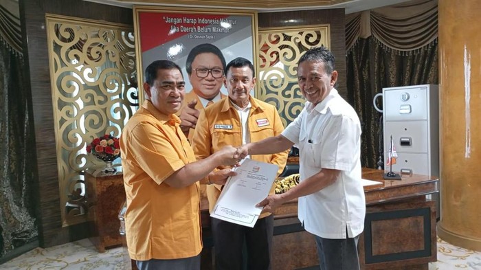 Bakti Lubis (Kiri) menerima SK Ketua DPD Hanura Kepri di Kantor DPP Hanura. (Dok Hanura)