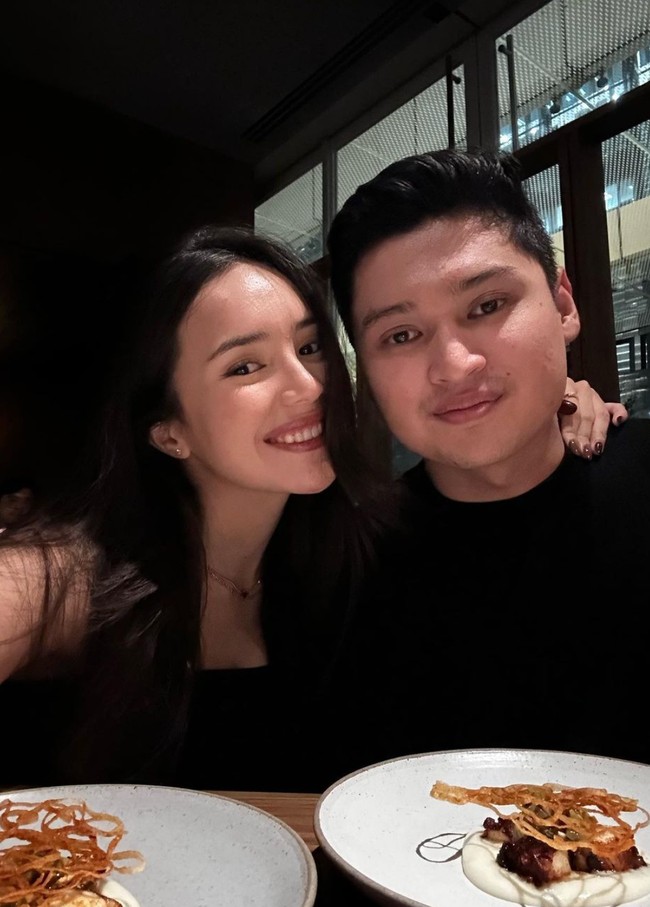 Beby dan Rizki terlihat mesra dan kompak mengenakan busana berwarna hitam. Keduanya tampak dinner romantis bersama. Foto: Instagram/@bebytsabina
