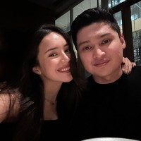 Beby dan Rizki terlihat mesra dan kompak mengenakan busana berwarna hitam. Keduanya tampak dinner romantis bersama. Foto: Instagram/@bebytsabina