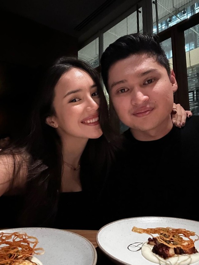 7 Potret Perjalanan Cinta Beby Tsabina & Anggota DPR Hingga Resmi Tunangan