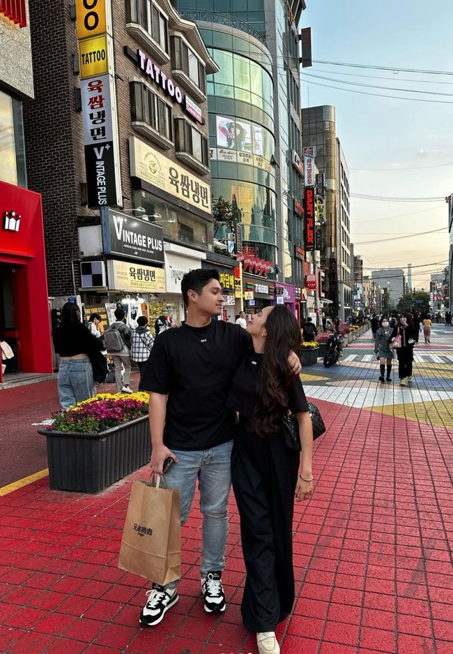 Mengenakan baju couple, keduanya terlihat saling bertatapan mesra. Rizki sendiri walaupun masih muda namun ia sudah menjadi anggota DPR. Diketahui Rizki dan Beby memiliki jarak usia yang cukup jauh, yaitu sekitar 8 tahun. Foto: Instagram/@bebytsabina