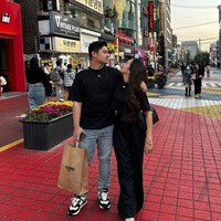 Mengenakan baju couple, keduanya terlihat saling bertatapan mesra. Rizki sendiri walaupun masih muda namun ia sudah menjadi anggota DPR. Diketahui Rizki dan Beby memiliki jarak usia yang cukup jauh, yaitu sekitar 8 tahun. Foto: Instagram/@bebytsabina