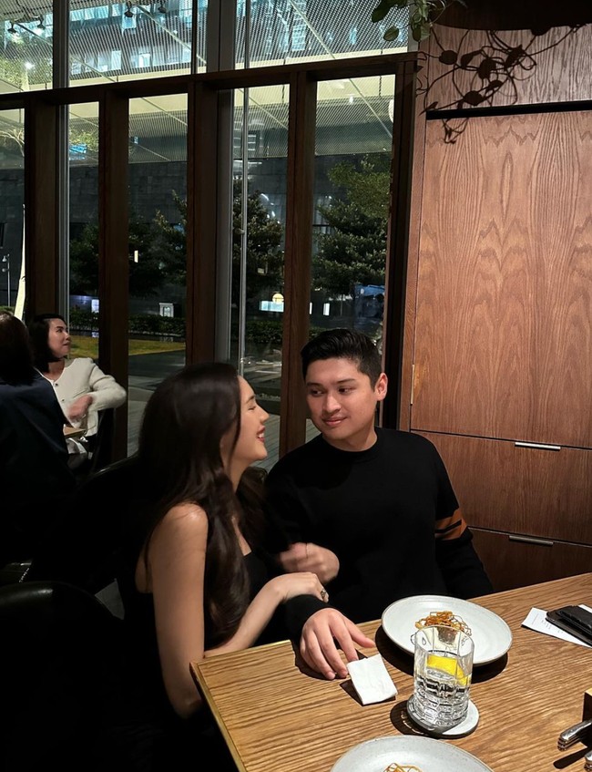 Beby Tsabina pertama kali membagikan kebersamaannya dengan Rizki di momen ulang tahunnya. Melalui akun Instagram pribadinya Beby memamerkan fotonya dengan sang kekasih dan memberi keterangan simbol hati berwarna hitam. Foto: Instagram/@bebytsabina