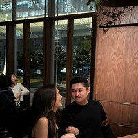 Beby Tsabina pertama kali membagikan kebersamaannya dengan Rizki di momen ulang tahunnya. Melalui akun Instagram pribadinya Beby memamerkan fotonya dengan sang kekasih dan memberi keterangan simbol hati berwarna hitam. Foto: Instagram/@bebytsabina