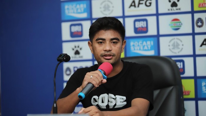 Bek PSS Sleman, Ibrahim Sanjaya saat sesi jumpa pers jelang lawan Persik Kediri, Selasa (23/4/2024).