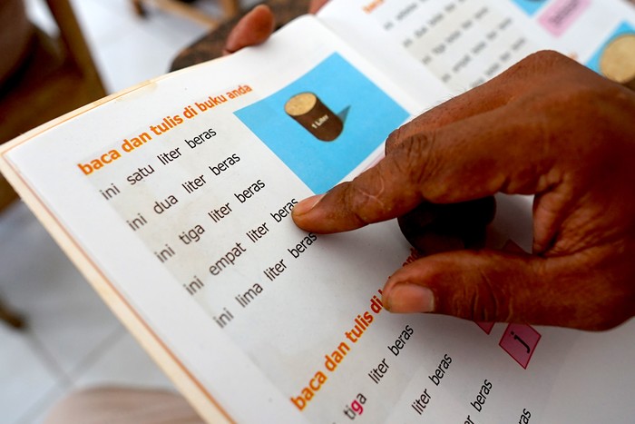 Seorang warga binaan pemasyarakatan (WBP) menjadi tenaga pengajar baca tulis di Lembaga Pemasyarakatan (Lapas) Kelas IIA, Kota Gorontalo, Gorontalo, Selasa (23/4/2024). Lapas Kelas IIA Gorontalo menjalankan program pemberantasan buta aksara yaitu membaca dan menulis bagi warga binan yang dilakukan empat kali dalam satu pekan yang diikuti oleh 30 orang dan dibagi dalam dua kelas belajar. ANTARA FOTO/Adiwinata Solihin/aww.