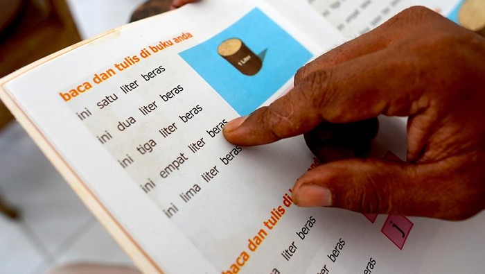 Berantas Buta Aksara, Puluhan Warga Binaan di Lapas Gorontalo Belajar Baca Tulis Seorang warga binaan pemasyarakatan (WBP) menjadi tenaga pengajar baca tulis di Lembaga Pemasyarakatan (Lapas) Kelas IIA, Kota Gorontalo, Gorontalo, Selasa (23/4/2024). Lapas Kelas IIA Gorontalo menjalankan program pemberantasan buta aksara yaitu membaca dan menulis bagi warga binan yang dilakukan empat kali dalam satu pekan yang diikuti oleh 30 orang dan dibagi dalam dua kelas belajar. ANTARA FOTO/Adiwinata Solihin/aww.