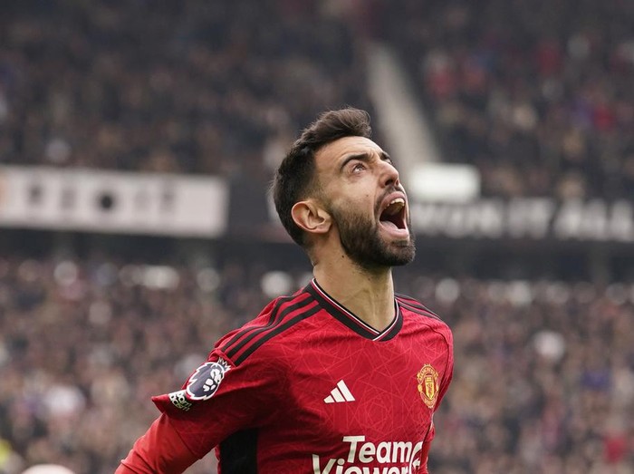 Manchester United's Bruno Fernandes scores his side's first goal during the English Premier League soccer match between Manchester United and Liverpool at the Old Trafford stadium in Manchester, England, Sunday, April 7, 2024. (AP Photo/Dave Thompson)