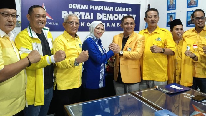 Budi Setiawan dan Roro Nully salam Komando menuju Pilwako Jambi.