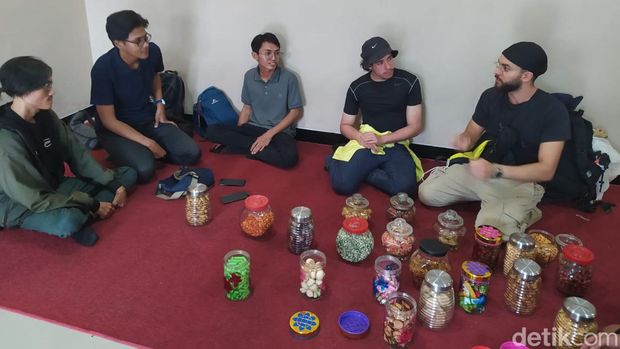 Dua bule yang kesasar di acara halalbihalal di Dusun Panggungan, Desa Wonolelo, Kecamatan Sawangan, Kabupaten Magelang.