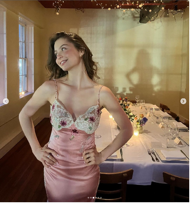 Carys mengunggah foto momen dirinya merayakan hari ulang tahunnya yang ke-21. Penampilannya mencuri atensi karena dia memakai dress ikonik dari ibunya, Catherine Zeta Jones. Foto: Dok. Instagram