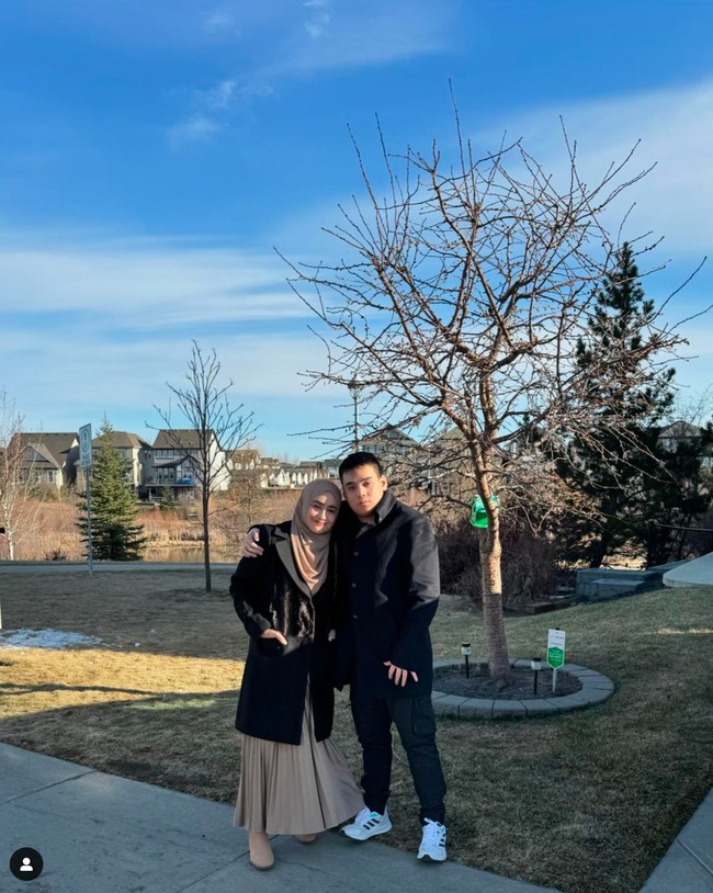 Cindy tampak memamerkan potretnya bersama sang putra setelah tiba di Alberta, Kanada. Dari foto yang dibagikan terlihat pemandangan di sana tampak masih begitu asri dan sejuk dengan pohon-pohon dan tumbuhan hijau. Foto: Instagram/@cindyfatikasari18