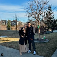 Cindy tampak memamerkan potretnya bersama sang putra setelah tiba di Alberta, Kanada. Dari foto yang dibagikan terlihat pemandangan di sana tampak masih begitu asri dan sejuk dengan pohon-pohon dan tumbuhan hijau. Foto: Instagram/@cindyfatikasari18
