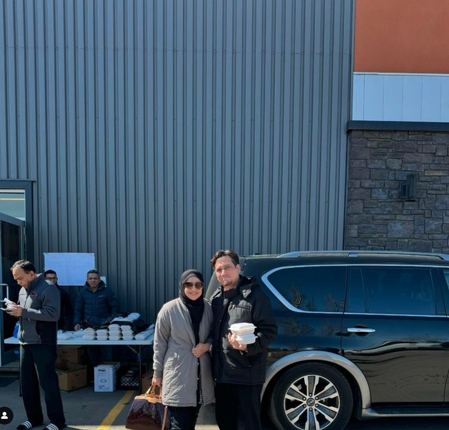 Cindy juga membagikan potret salat Jumat pertamanya di sana bersama sang suami. Sholat Jumat pertama kami di kota ini. Beberapa catatan yang saya ambil pada salat Jumat hari ini : Jadilah teladan. Bersikaplah baik satu sama lain. Berbahagialah untuk orang lain. Bekerja keras. Bersedekah, sesederhana tersenyum kepada orang lain. Dan memiliki kepercayaan penuh kepada Allah (yang ini membuatku menangis) Bahwa ini dari Allah, semuanya dari Allah, tidak akan terjadi apa-apa tanpa izin Allah. Kepuasan dalam setiap situasi yang Allah berikan kepada kita, tulis Cindy. Foto: Instagram/@cindyfatikasari18