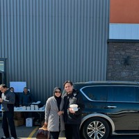 Cindy juga membagikan potret salat Jumat pertamanya di sana bersama sang suami. Sholat Jumat pertama kami di kota ini. Beberapa catatan yang saya ambil pada salat Jumat hari ini : Jadilah teladan. Bersikaplah baik satu sama lain. Berbahagialah untuk orang lain. Bekerja keras. Bersedekah, sesederhana tersenyum kepada orang lain. Dan memiliki kepercayaan penuh kepada Allah (yang ini membuatku menangis) Bahwa ini dari Allah, semuanya dari Allah, tidak akan terjadi apa-apa tanpa izin Allah. Kepuasan dalam setiap situasi yang Allah berikan kepada kita, tulis Cindy. Foto: Instagram/@cindyfatikasari18